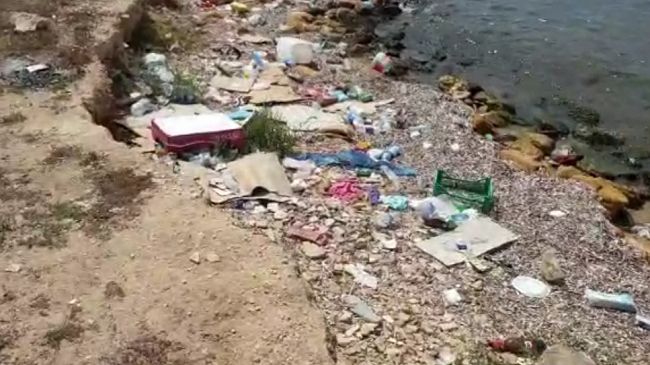 Rifiuti di ogni genere in riva al tratto della passeggiata di San Vito 