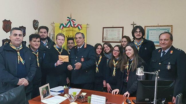 VIDEO – Mazara, scout consegnarono un portafogli smarrito alla P.M. Trascorsi 2 anni ricevono la somma contenuta.
