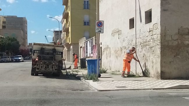​Trapani. Operazione di bonifica lungo alcuni marciapiedi