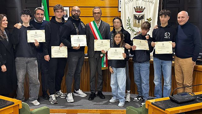 Kickboxing, premiati 7 atleti alcamesi dal sindaco Surdi