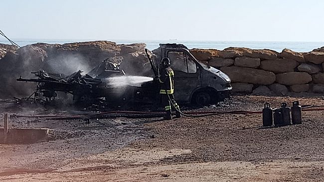 Mazara, a fuoco un camper posteggiato nei pressi del porticciolo turistico di San Vito 
