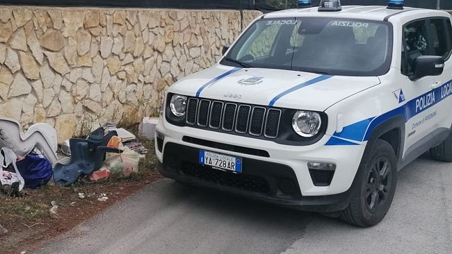 Abbandona rifiuti in centro a Favignana, 70enne sanzionato dalla Polizia locale