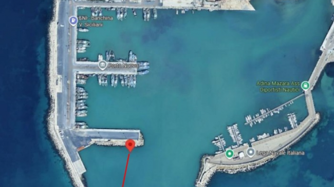 Recuperato il barchino sommerso all’ingresso del porto di Mazara: aggiornamento norme di sicurezza della Capitaneria