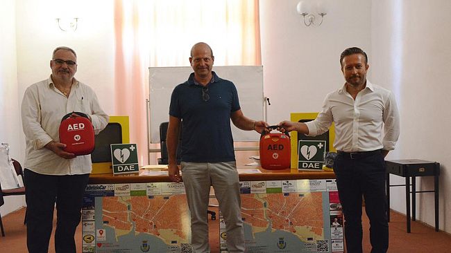 Mazara, defibrillatori consegnati al Comune. Presentata l’App “Salviamo una Vita”