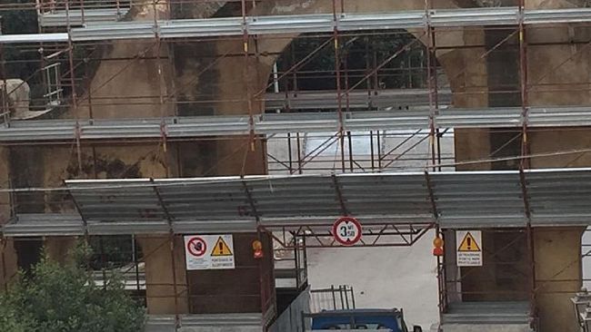 Completate le impalcature per i lavori alla Porta di Mare. Riaperta al traffico veicolare la via Garibaldi