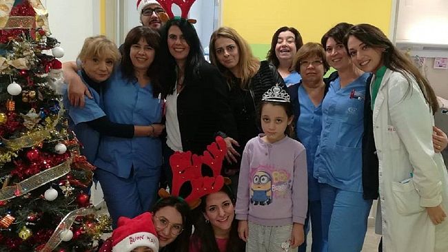 La mamma coraggio che nel ricordo di Mirea regala un sorriso ai bambini dell’ospedale
