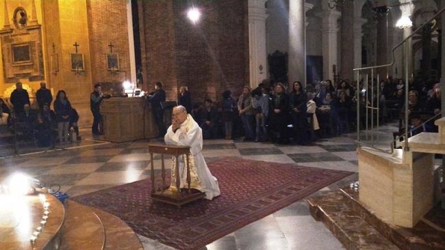 Diverse centinaia di fedeli hanno pregato ieri sera per Andrea. Alcuni ragazzi extracomunitari: ”Campione, ti aspettiamo per giocare a pallone”