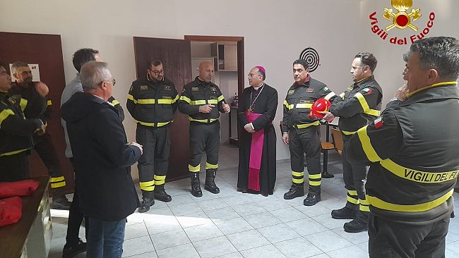 Il vescovo Giurdanella in visita pastorale nei distaccamenti dei Vigili del fuoco di Mazara 