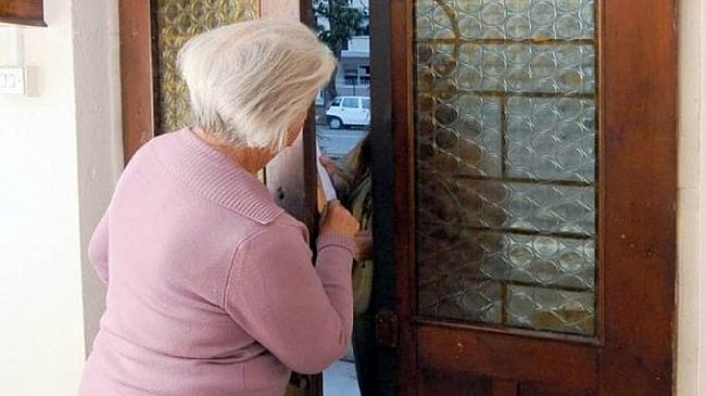 Si finge un'ex alunna e deruba un' insegnante in pensione