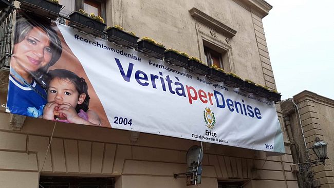 «Verità per Denise», lo striscione esposto al Palazzo municipale di Erice