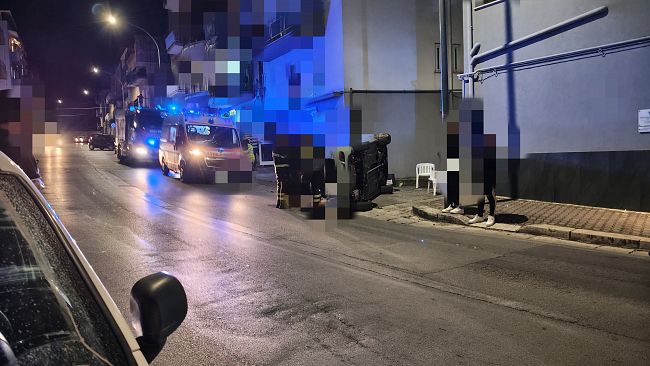 Auto si cappotta in corso Generale Medici ad Alcamo. Intervengono i vigili del fuoco