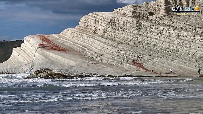VIDEO- Ancora uno sfregio per la Scala dei Turchi