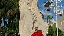 “Fluido di-vino”, la scultura in marmo realizzata dal mazarese Bianco per la frazione di Strasatti