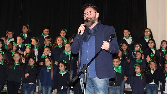 Strepitoso successo per il concerto di Primavera per il coro Doremi’ del II circolo. Ospite Maurizio Indelicato