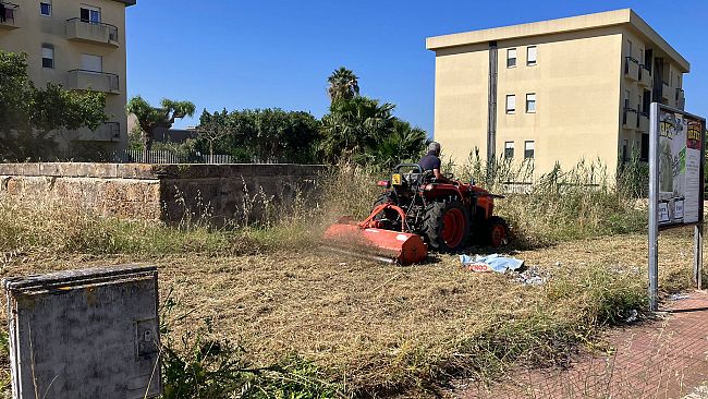 ​Paceco. Interventi di pulizia in strade e aree del centro abitato