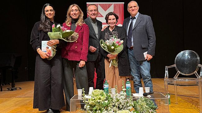  Stefania Auci conquista Trapani: sala gremita al San Domenico per 