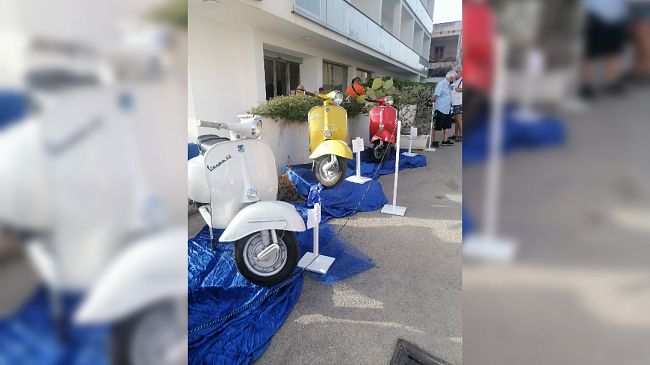 Successo di pubblico per le vespe d'annata in mostra all'Admeto