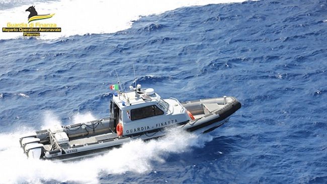 Favoreggiamento immigrazione clandestina, bloccata nave madre a Pantelleria