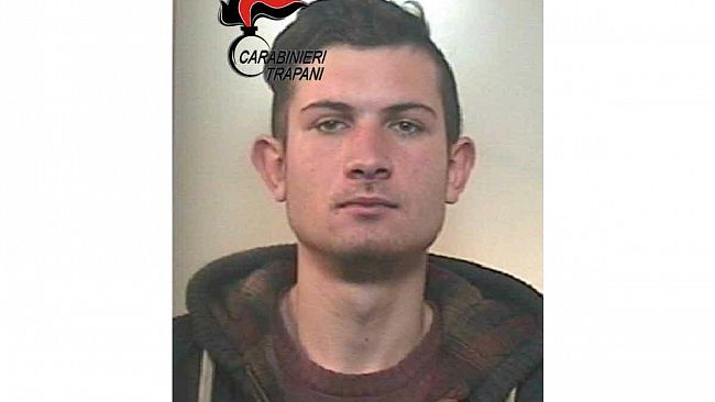 Castellammare del Golfo, infrange finestrino di un auto e ruba una borsa: arrestato in flagranza