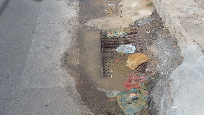 Da giorni un guasto ha provocato una perdita d’acqua a Marinella e nessuno vede?