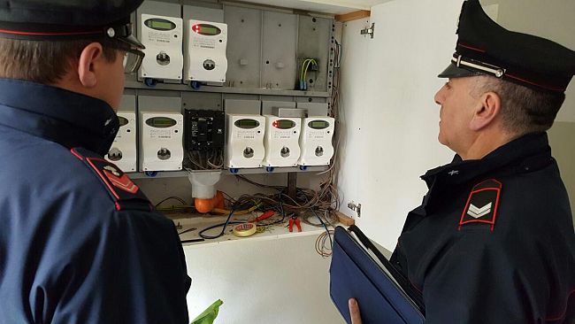 Arrestato dai Carabinieri per furto di energia elettrica