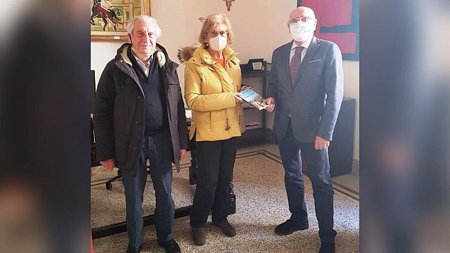 La scrittrice Petronilla Maria Adelaide Russo dona all’assessore ai Beni culturali Arturo Galfano il suo libro “Marsala nascosta”