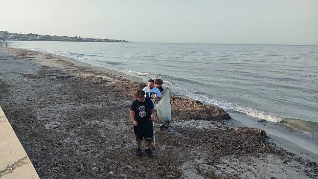 Mazara, spiaggia di San Vito pulita al mattino: il lavoro silenzioso di tre giovani volontari
