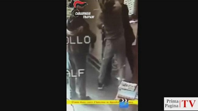 VIDEO – La rapina in banca a Salemi dalle telecamere di sorveglianza
