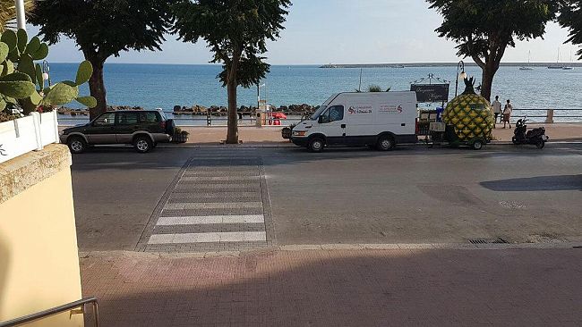 VIDEO – Mazara, timido tentativo ma abortito di pulire le strisce pedonali del lungomare Mazzini? Perché? Troppo difficile?