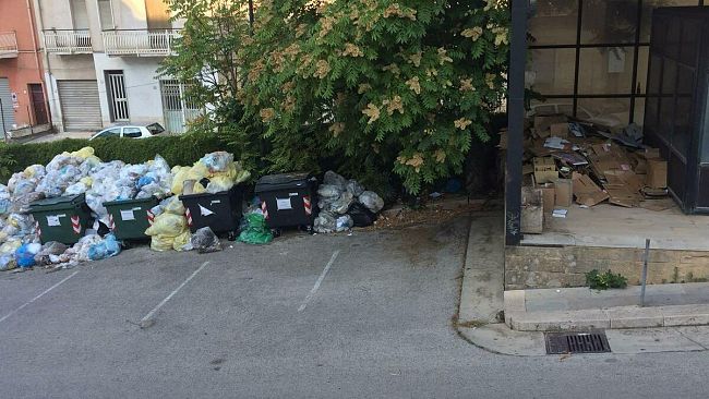 Castelvetrano, l’ospedale sommerso dai rifiuti e chi dovrebbe vigilare che fa?