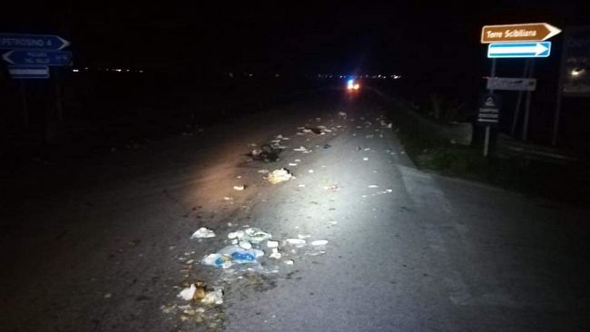 Cosparsa di rifiuti la SP84 fra Petrosino e Marsala. Giacalone: “farabutti da punire”