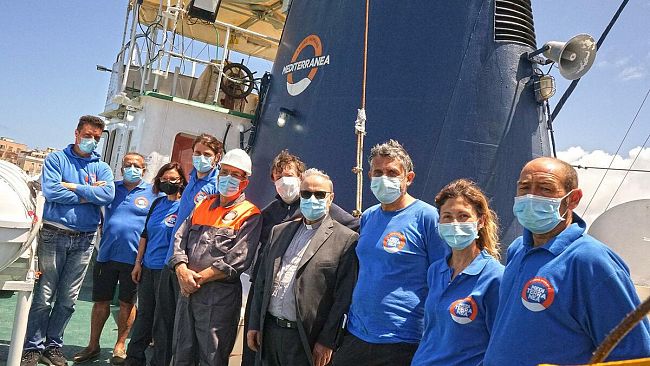 “Mare Jonio”, vescovo Mogavero incontra equipaggio: “Loro passione sopperisce a tante ingiustizie”