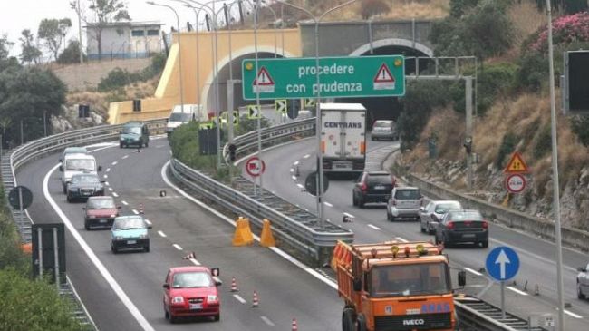 A29 direzione Trapani, scontro all'interno della galleria: coinvolti quattro veicoli e traffico in tilt