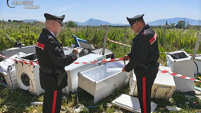 Partinico, scarica frigoriferi e rifiuti in un terreno: 32enne denunciato dai carabinieri