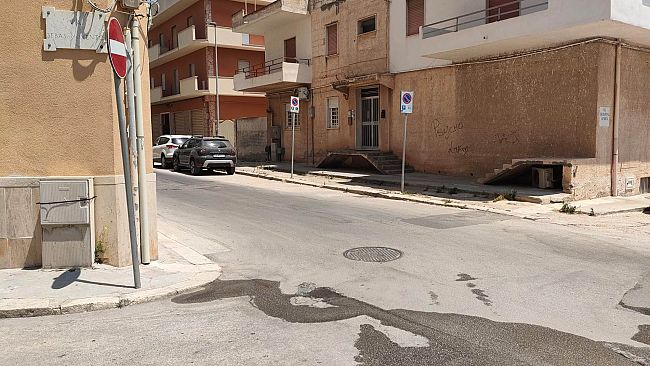 Mazara, da tempo grave perdita d'acqua all'incrocio fra la via S. Vento e Casa Santa. Alla faccia della siccità...