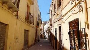 Mazara, GdF scopre nella Casbah deposito contraffatti e notebook rubati.