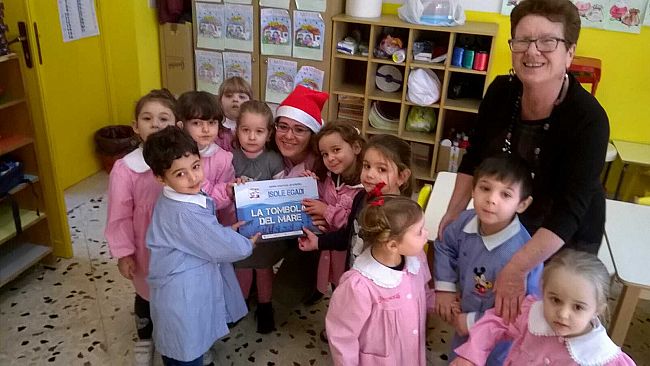 L’AMP dona la Tombola del Mare ai bambini delle Isole Egadi