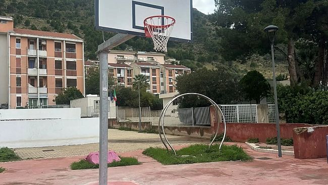 Bella sorpresa al parco Baden Powell di Castellammare: installato un canestro di basket
