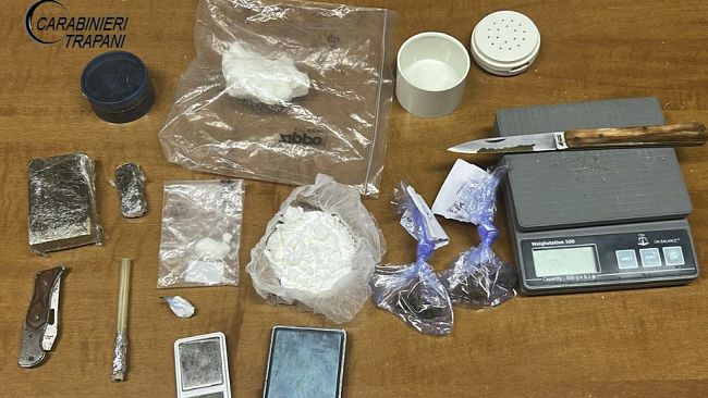 Favignana, operazione antidroga: sequestrati crack, hashish e cocaina. Due arresti