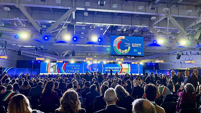 Delegazione alcamese (con in testa il sindaco Surdi) a Bologna per l'assemblea nazionale dell'Anci