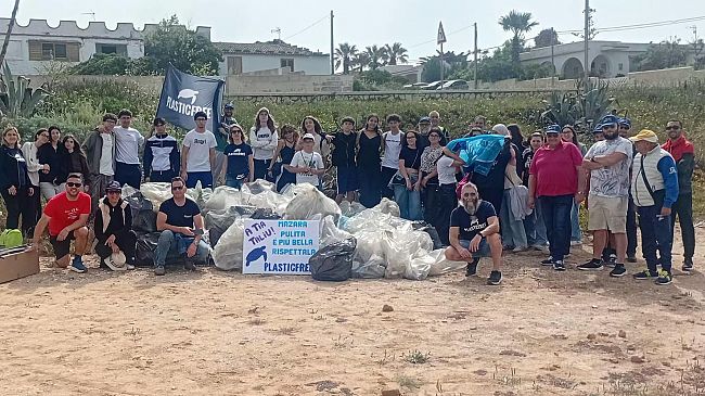 Mazara, Plastic Free, 70 volontari ripuliscono la Quarara: raccolti 860 chili di rifiuti