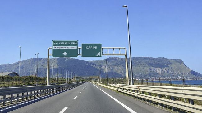 Auto contromano sulla Palermo-Mazara, paura nella notte: automobilisti costretti a scansarla 