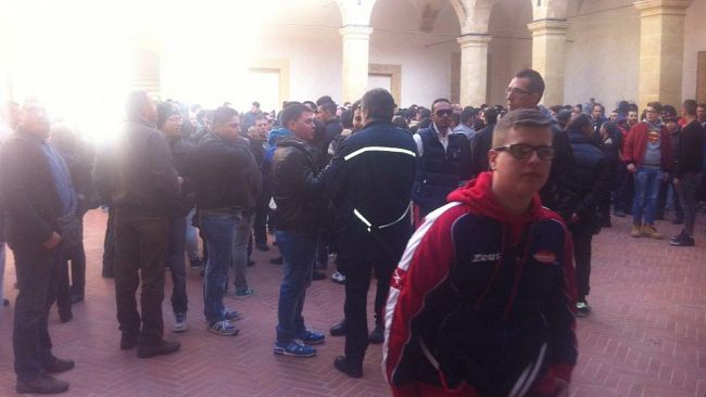 Sciopero cittadino. Manifestanti occupano anche il Comune e pronti a non pagare le tasse