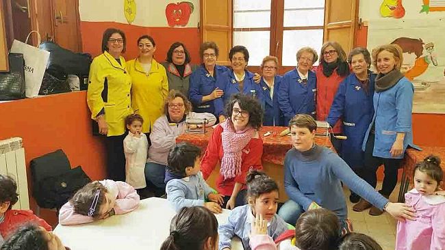 Mazara del Vallo, anziani e bambini insieme: le “chiacchiere” nascono a scuola