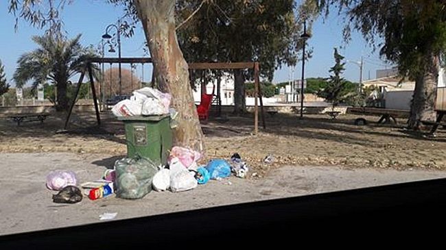 Spazzatura e degrado intorno al parco giochi di Marinella di Selinunte. La delusione di una lettrice
