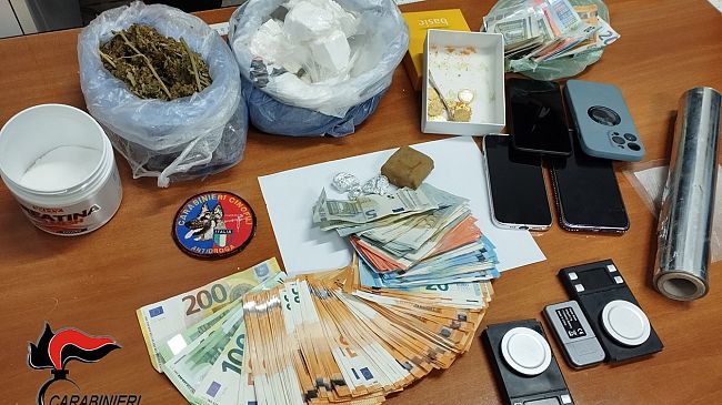 Trapani, perquisito il “bunker” della droga. Sequestrati stupefacenti e contanti. 4 arrestati 