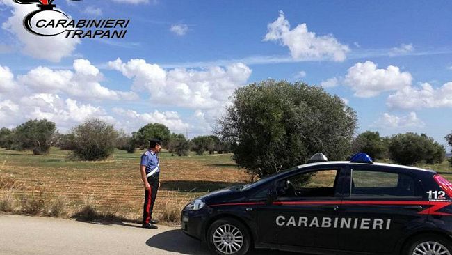 Sorpresi a rubare uva in un terreno. Due mazaresi arrestati dai Carabinieri