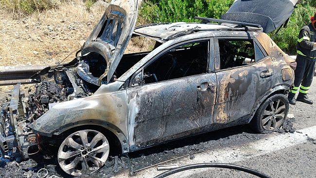 Auto in fiamme in autostrada tra Partinico e Balestrate