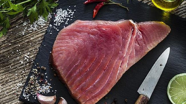 Mangiano tonno fresco, famiglia di 4 persone finisce in ospedale 
