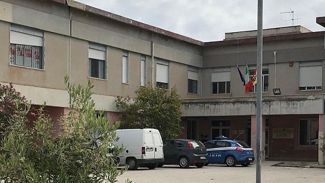 Ladri in azione presso l'edificio dell'ic Gennaro Pardo
